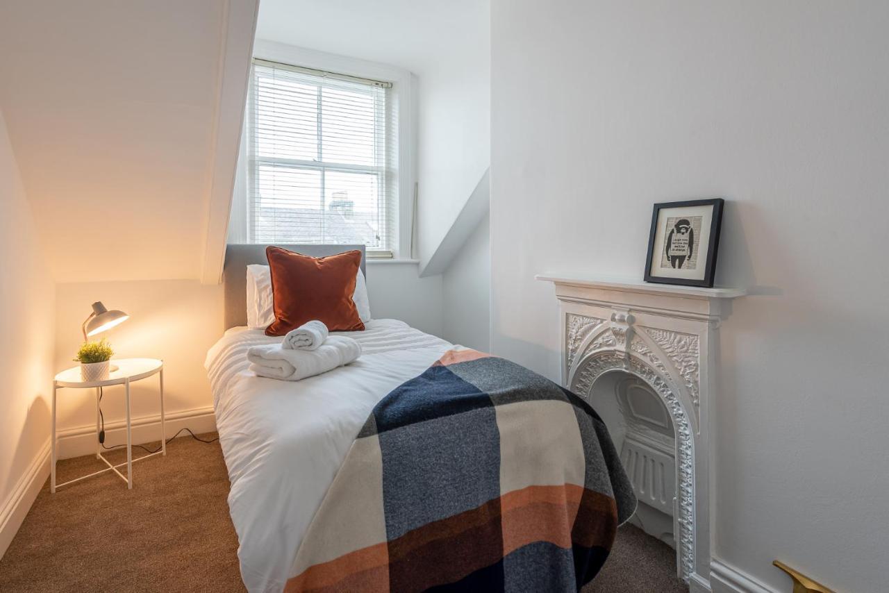 Perfectly Located 4 Storey Townhouse With 2 Parking Spaces In Central Харогейт Екстериор снимка