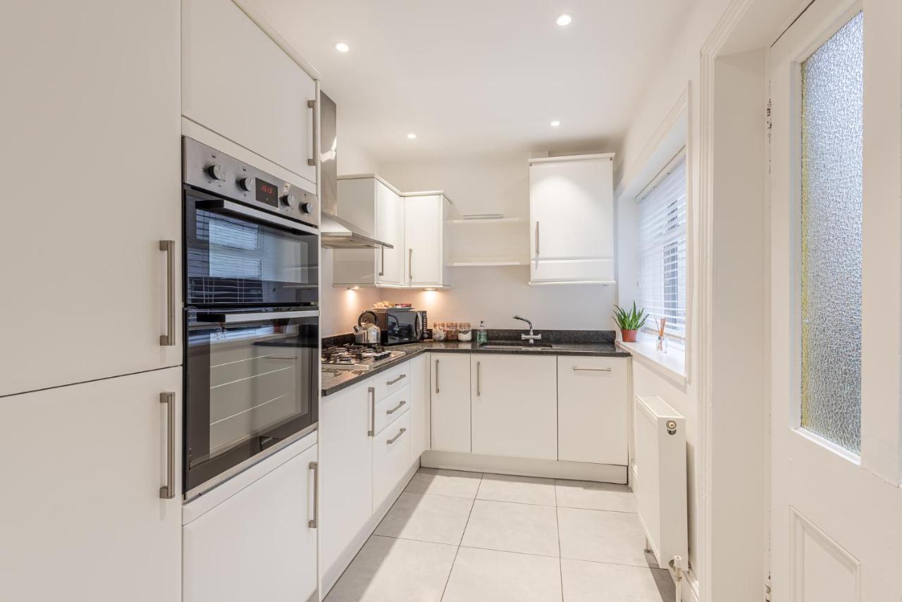 Perfectly Located 4 Storey Townhouse With 2 Parking Spaces In Central Харогейт Екстериор снимка