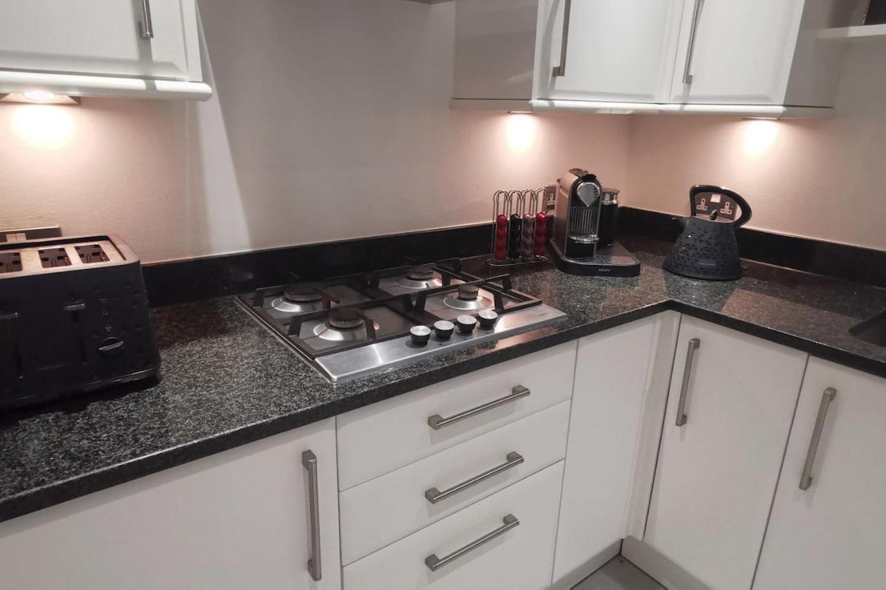 Perfectly Located 4 Storey Townhouse With 2 Parking Spaces In Central Харогейт Екстериор снимка