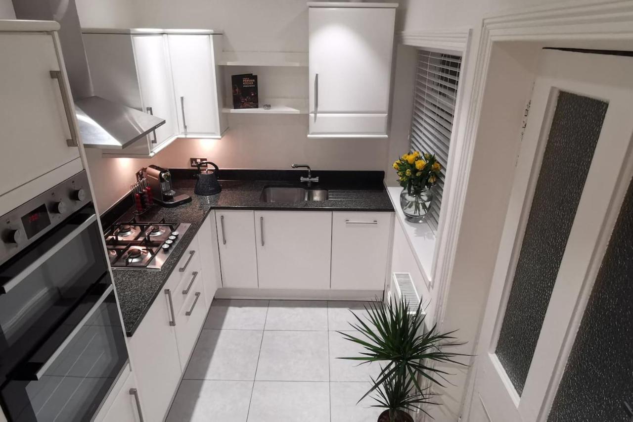 Perfectly Located 4 Storey Townhouse With 2 Parking Spaces In Central Харогейт Екстериор снимка