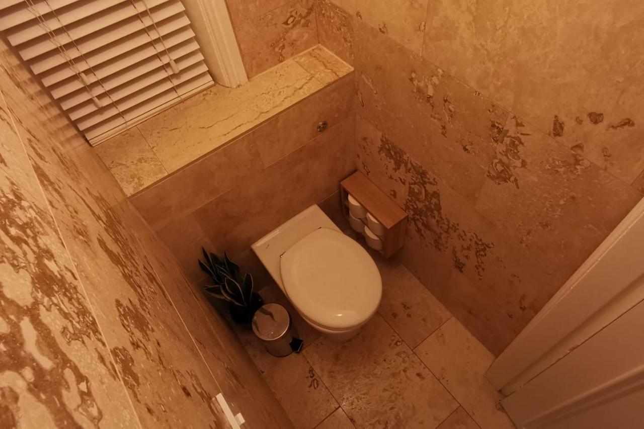 Perfectly Located 4 Storey Townhouse With 2 Parking Spaces In Central Харогейт Екстериор снимка