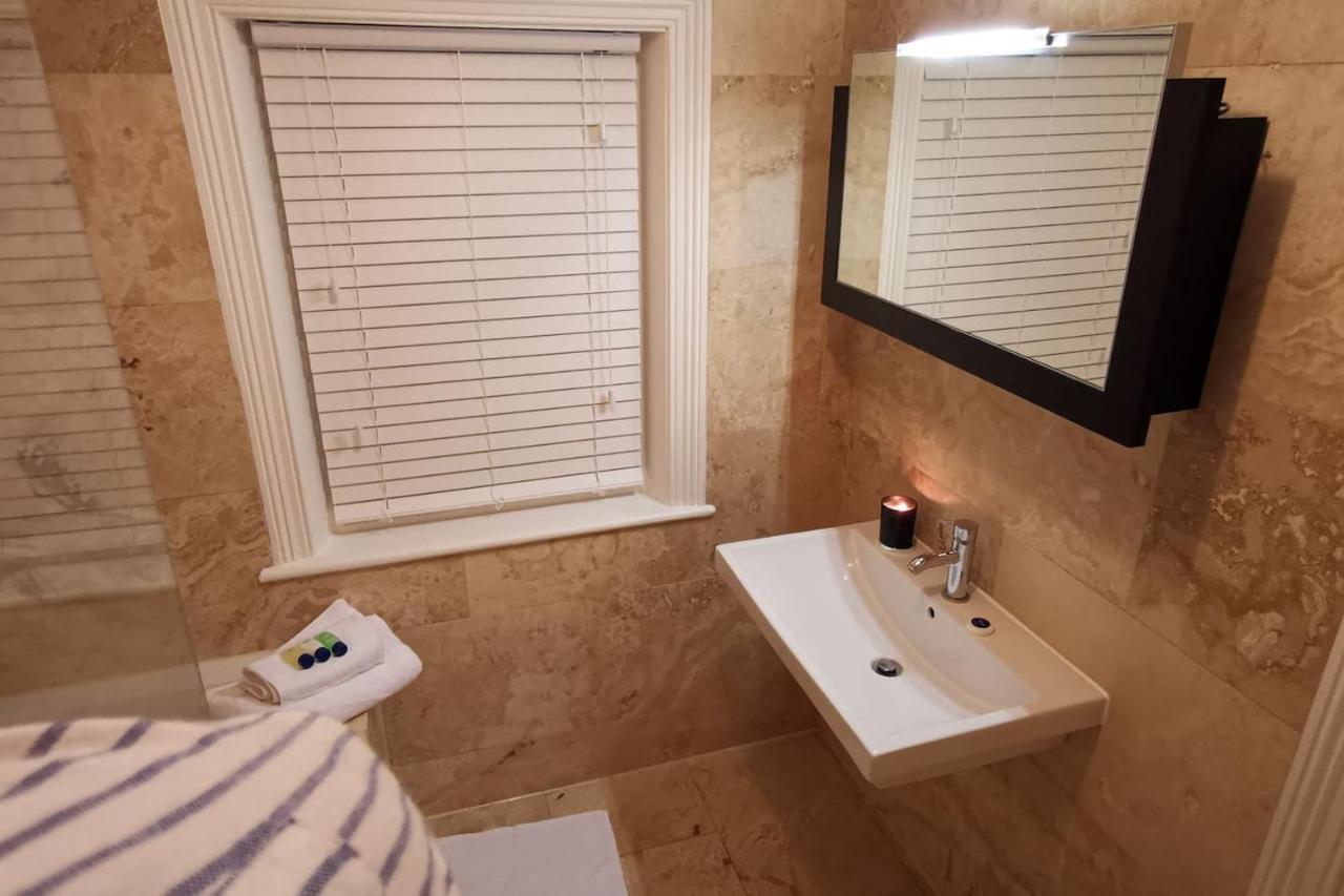 Perfectly Located 4 Storey Townhouse With 2 Parking Spaces In Central Харогейт Екстериор снимка