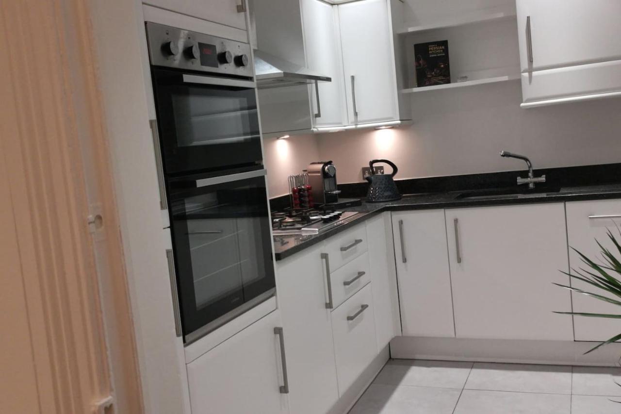Perfectly Located 4 Storey Townhouse With 2 Parking Spaces In Central Харогейт Екстериор снимка