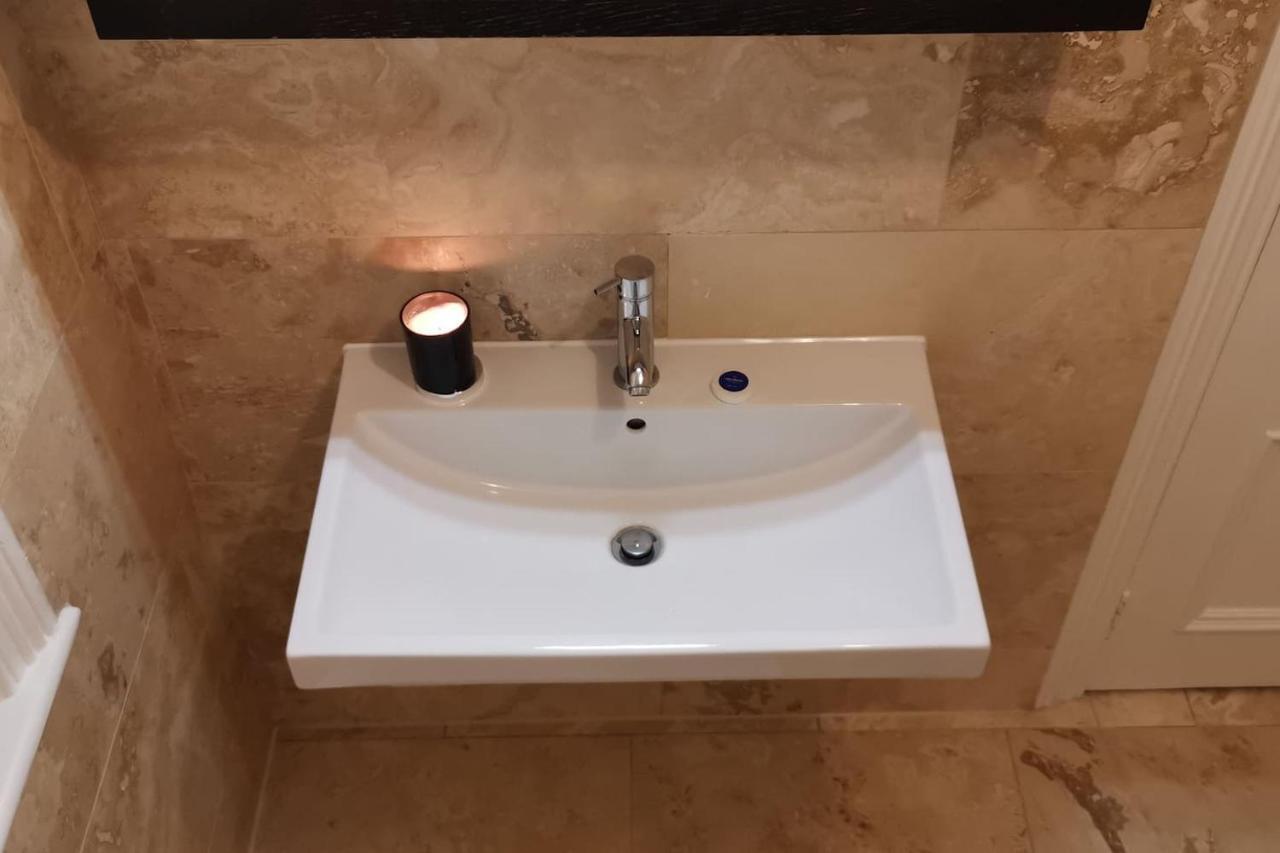 Perfectly Located 4 Storey Townhouse With 2 Parking Spaces In Central Харогейт Екстериор снимка